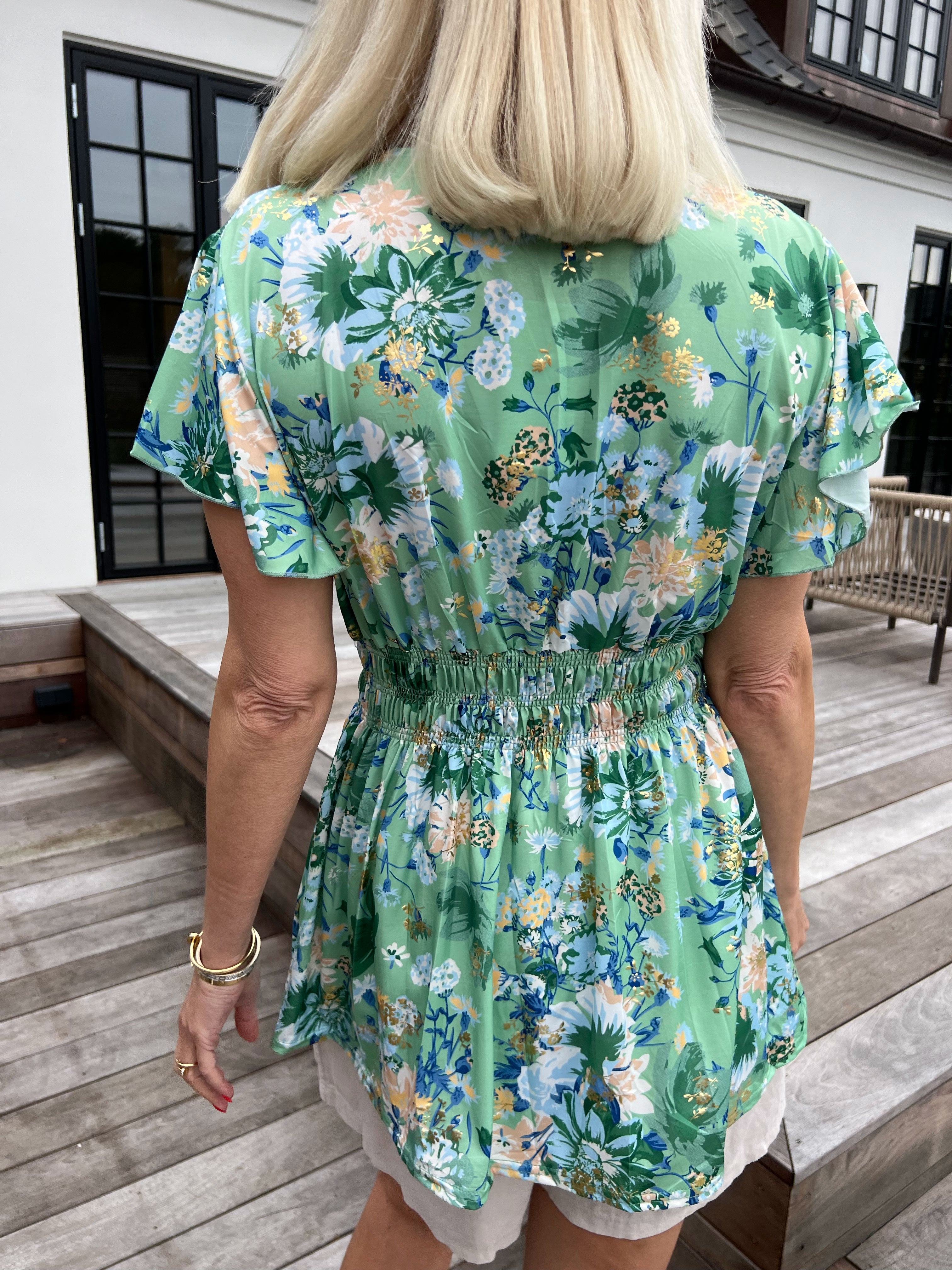 Pams Flower Shirt - Elastisk bluse med fine blomster og guld detaljer